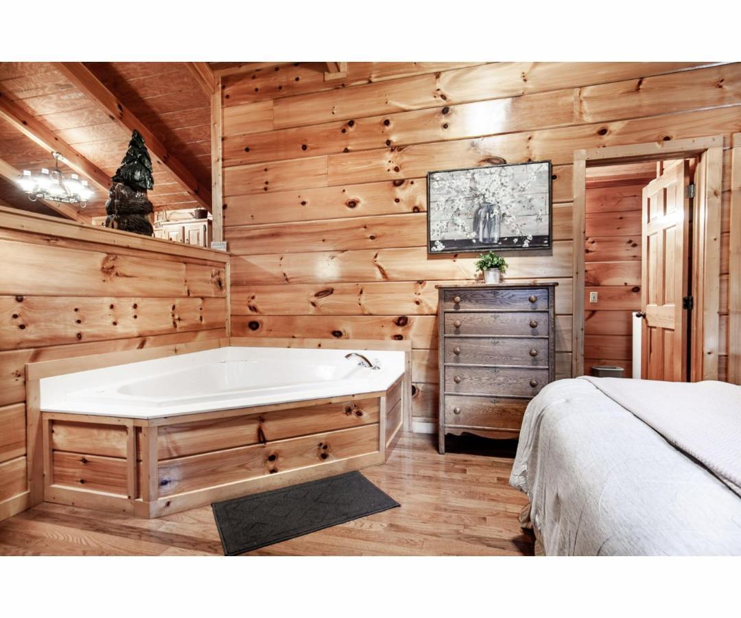 Peekaboo With Hot Tub, Pool Table, And Jacuzzi Villa Pigeon Forge Kültér fotó