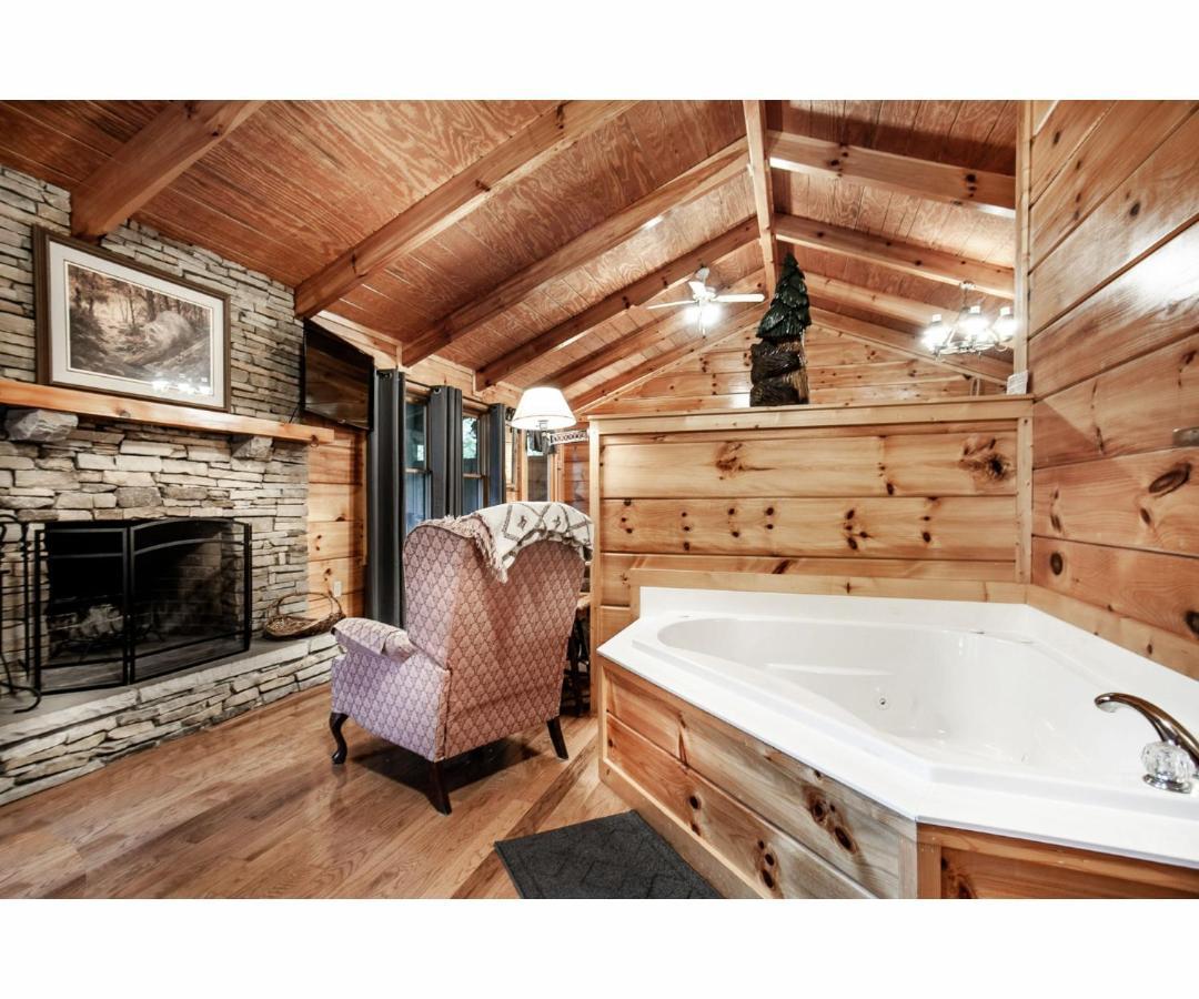 Peekaboo With Hot Tub, Pool Table, And Jacuzzi Villa Pigeon Forge Kültér fotó